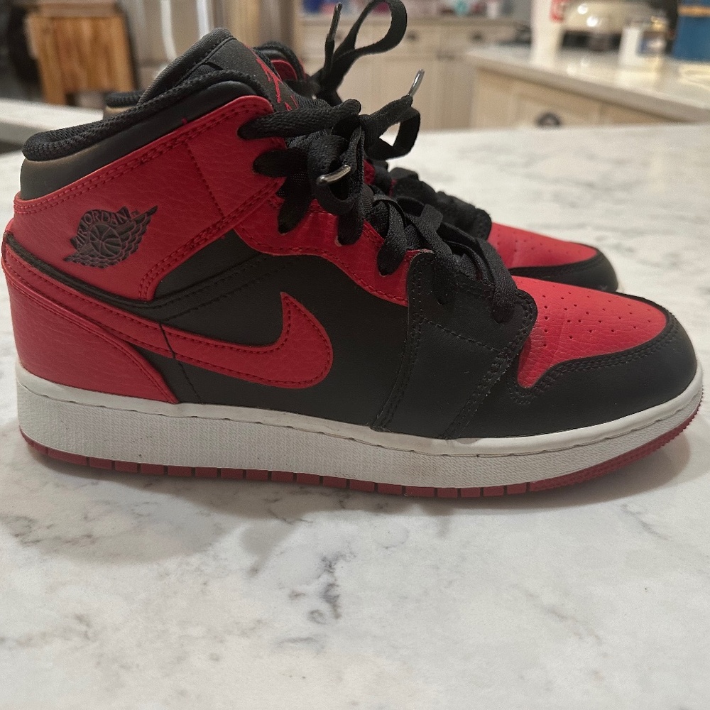 Jordan Men's Black and Red Sneakers
